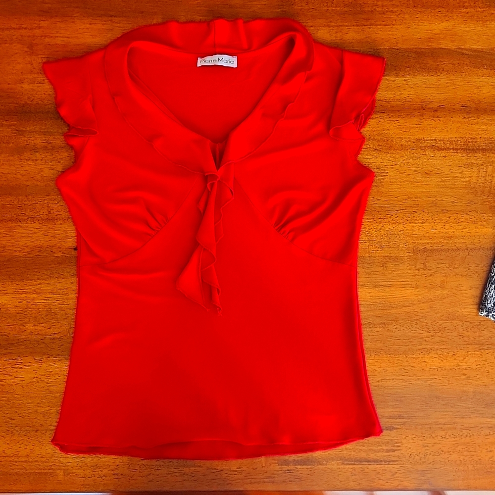 Short-sleeve bouncy blouse